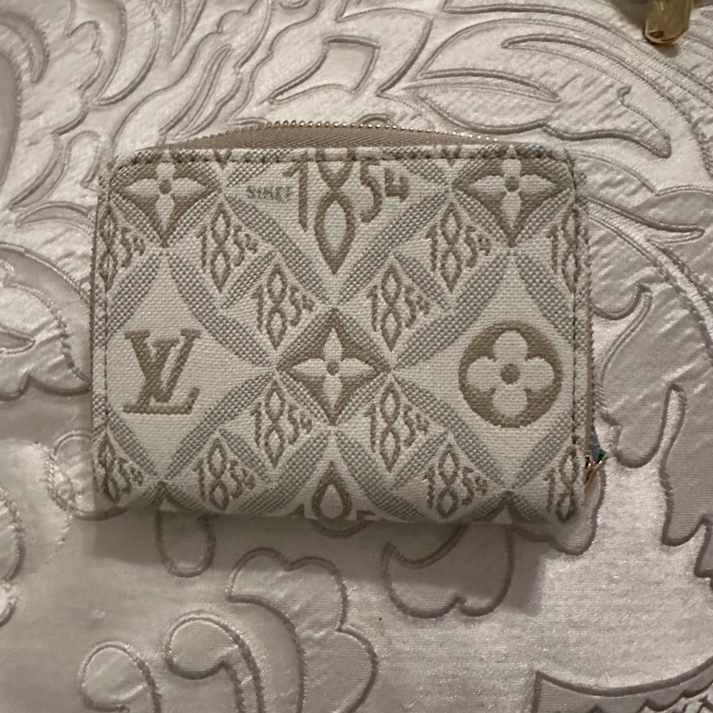 New wallet never used.